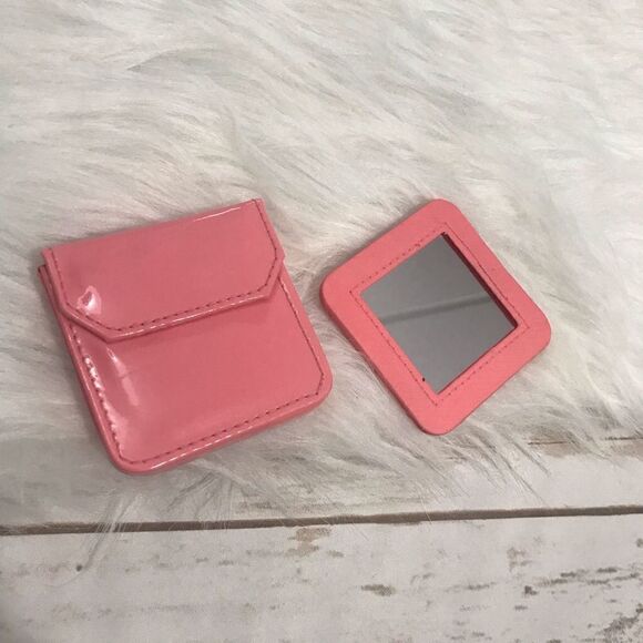 🦩 Bath & Body Works Pink Patent Compact Mirror travel size - Picture 5 of 8